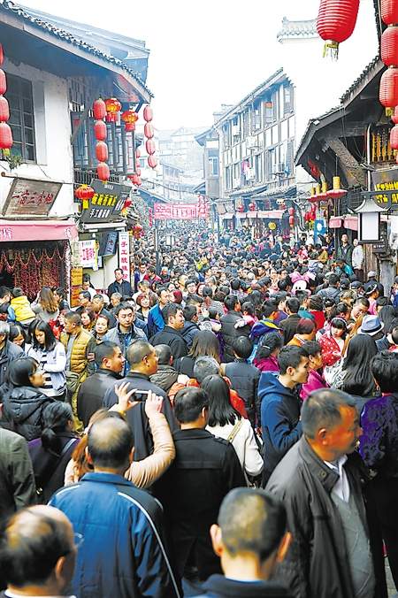 2月20日大年初二，大量游客涌入磁器口古镇参观。