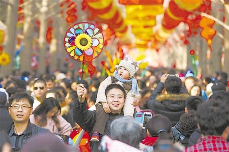 2月23日，一个小朋友骑在家长肩上逛<a href='http://www.bjxxg.cn/news/beijing/' target='_blank'><u>北京</u></a>地坛庙会。 本组图片均来自新华社