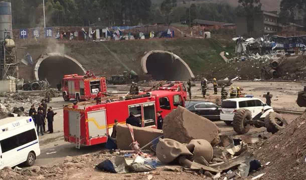 成都在建隧道爆炸现场曝光：施工车被震碎现场下泥雨