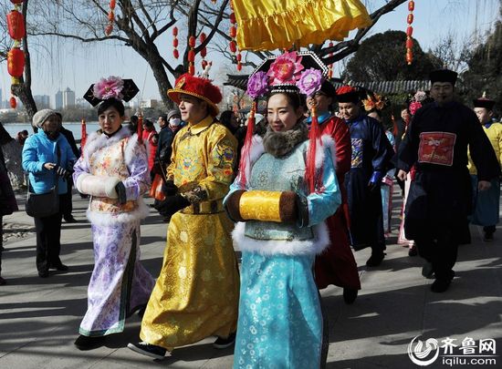 “乾隆”携妃巡游大明湖 边走边逛尝小吃