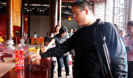土豪功德箱塞苹果6被退回 寺庙称苹果6难处理 