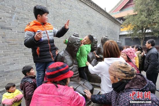 河南淮阳岳飞观前游客打“秦桧”