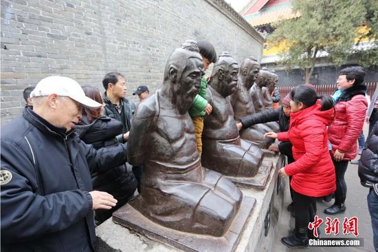 河南淮阳岳飞观前游客打“秦桧”