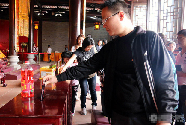 土豪功德箱塞苹果6 工作人员开箱将<a href='http://www.bjxxg.cn/tech/shouji/' target='_blank'><u>手机</u></a>物归原主