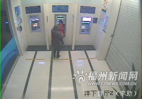 女子凌晨取款遭抢 16秒空手夺刀吓跑劫匪【图】