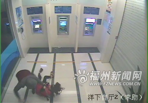 女子凌晨取款遭抢 16秒空手夺刀吓跑劫匪【图】