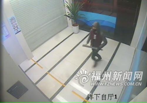女子凌晨取款遭抢 16秒空手夺刀吓跑劫匪【图】