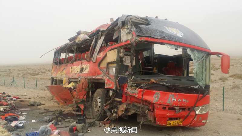 巴楚县客车发生侧翻 造成22人死亡38人受伤