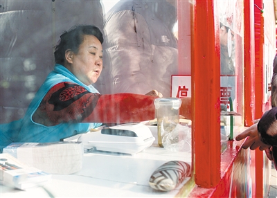 <a href='http://www.bjxxg.cn/news/beijing/' target='_blank'><u>北京</u></a>庙会新标王羊肉串日进15万 每天能卖出八九千串（组图）