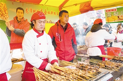 北京庙会新标王羊肉串日进15万 每天能卖出八九千串（组图）