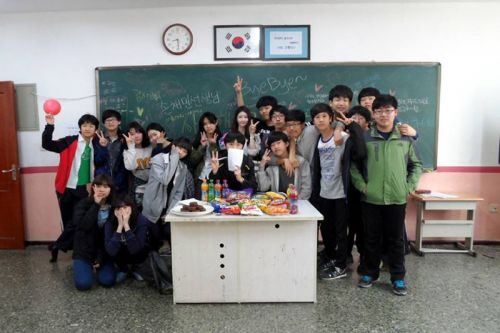 “雪肌女实习老师”爆红 学生爱戴网友质疑