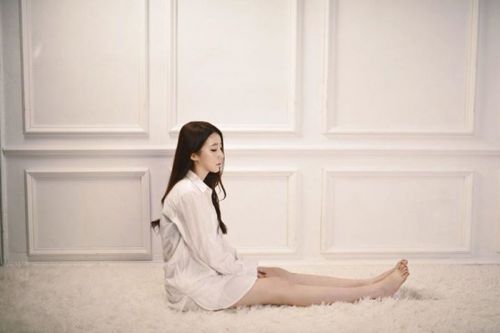 “雪肌女实习老师”爆红 学生爱戴网友质疑