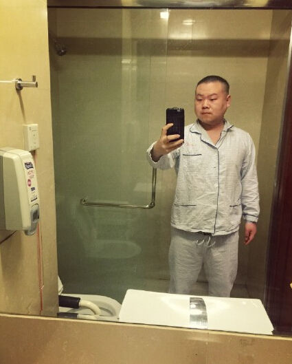 岳云鹏穿病号服乐观自拍 准备面部手术