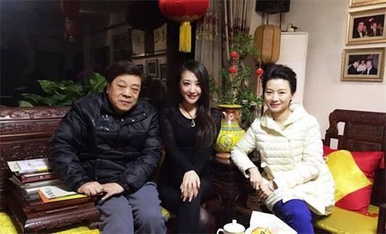 图为赵忠祥与左岩(中)等宾客合影。