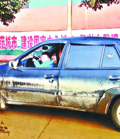 五六岁男童驾车上路 家长在一旁气定神闲【图】