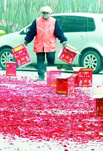 年后“开门炮”忙坏环卫工 商家只放鞭炮不打扫