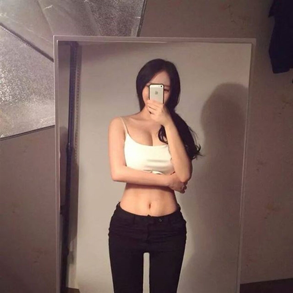 “雪肌女实习老师”爆红 网友：人造美女