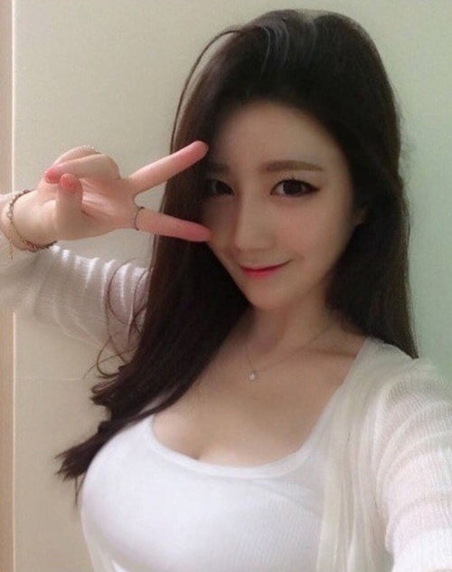 “雪肌女实习老师”爆红 网友：人造美女