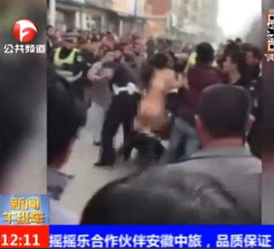 温州“豪放女”醉驾被查 当众脱裤与民警厮打