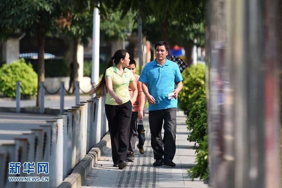 广西南宁气温达到30摄氏度 市民身穿夏装出行