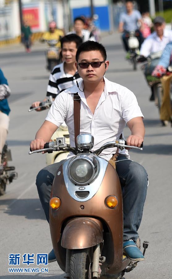 广西南宁气温达到30摄氏度 市民身穿夏装出行