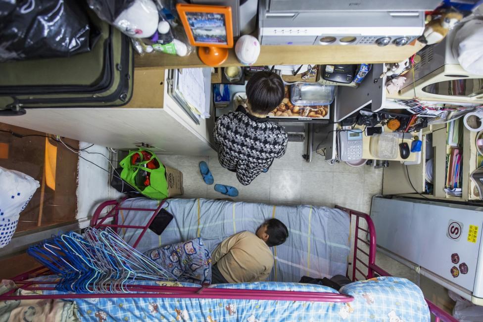 香港蜗居神秘面纱大揭秘 17万人居住狭小公寓被戏称“鞋盒”或“棺材【图】
