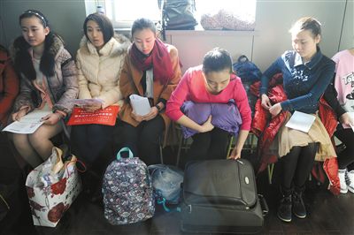 中戏东城校区艺考主持专业备考区，一名考生在整理行李箱。新京报记者