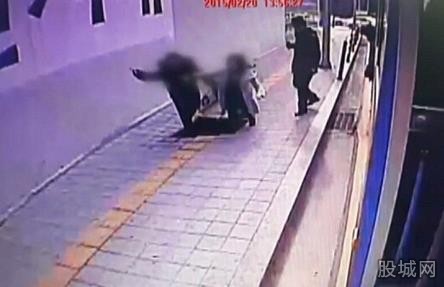 恐怖！首尔路面坍塌 一男一女瞬间“消失”【图】