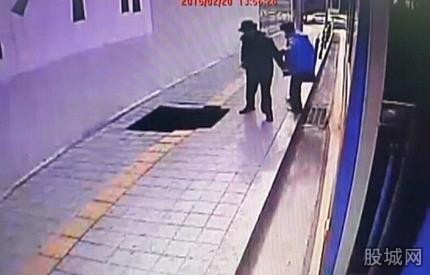 恐怖！首尔路面坍塌 一男一女瞬间“消失”【图】