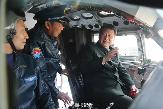 军媒发习近平视察部队照 进战机座舱体验