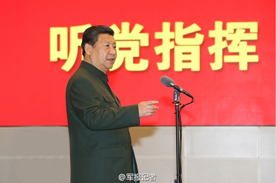 军媒发习近平视察部队照 进战机座舱体验