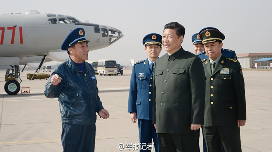 军媒发习近平视察部队照 进战机座舱体验