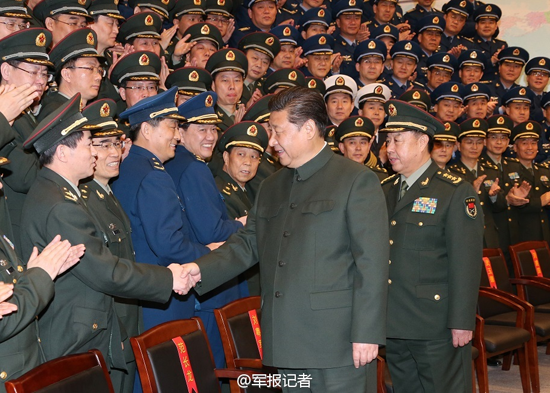 军媒发习近平视察部队照 进战机座舱体验