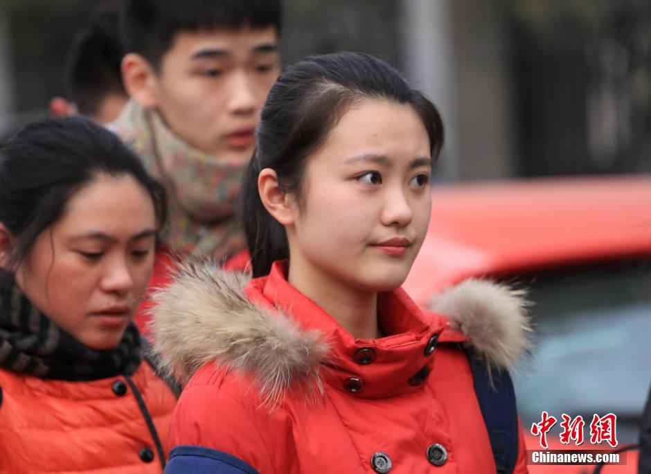 实拍中戏艺考生面试现场 镜头下中戏艺考生有人欢喜有人愁【图】
