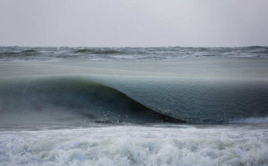 酷寒席卷美国 翻滚海浪瞬间冻结