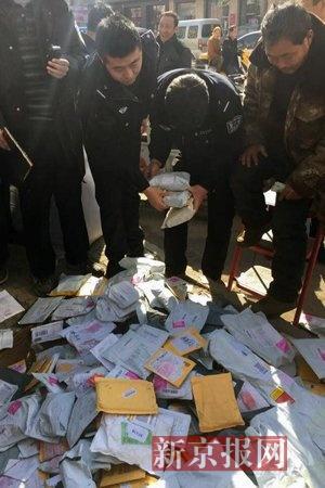 国际快件现身地摊 邮政管理部门已赴当地调查