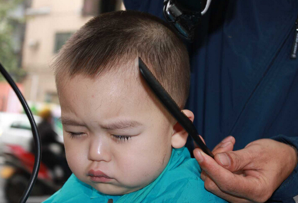 七成网友不信正月理发死舅舅传说 专家：死舅是误传实际上是思旧或思念