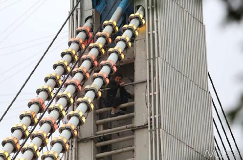 超生男子存折11万被卫计局划走 爬桥5小时抗议