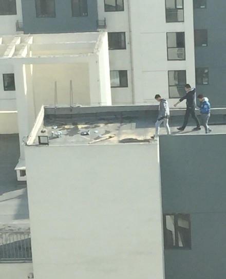 石家庄3名熊孩子在26楼高层楼顶拜把子【组图】