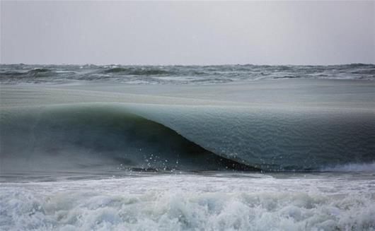 酷寒席卷美国 骤降的气温让海浪凝结成冰浪