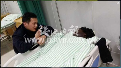黑人小伙来华见网友 网恋遭拒吃“闭门羹”伤心欲绝