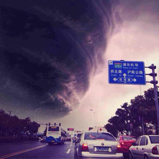 上海刮龙卷风了?网友晒图称上海刮“龙卷风” 摄影师：太假【图】