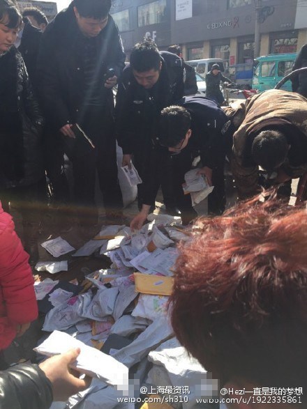 曝发自北京国际快件现身地摊 10元一件任挑任选