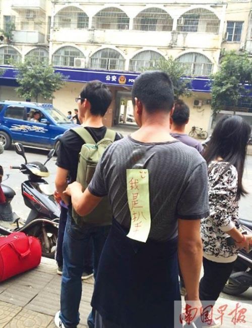 行窃被贴我是扒手 纸条随着小偷的移动随风摇摆