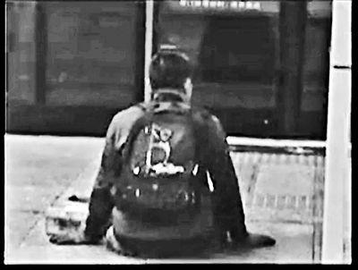 男子装瘸乞讨在京买两套房