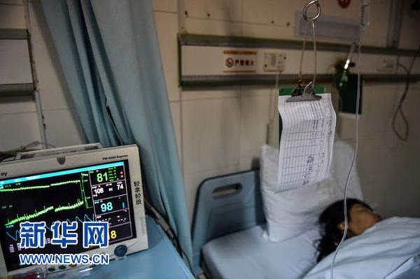 【突发】深圳机场车祸事件还原：后车鸣笛催促吓蒙女司机