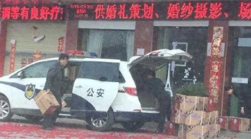 河南一政府公车伪装成警车 真民警开其干私活