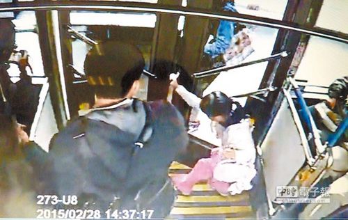 妹妹来不及下公交被夹手 姐姐狂追2公里【图】