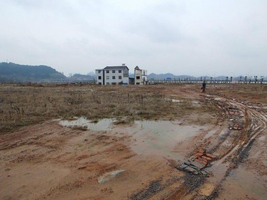 【附图】宜昌钉子户被断水数月成“孤岛” 是补偿金少得离谱还是老人要求实在过高？