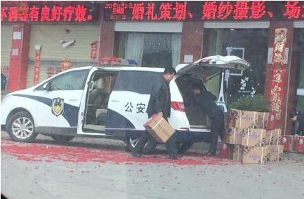 河南一政府公车伪装成警车 湖北钉子户被断水数月成孤岛/图